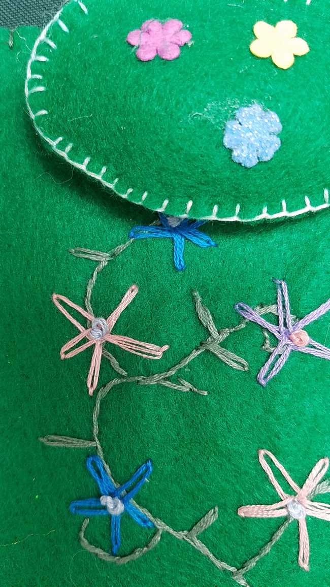 Miniature Doll Blanket & Pillow - Kelly Green Felt - Fairy - Pretty Embroidery - Fits 6'' Dolls - Hand Made